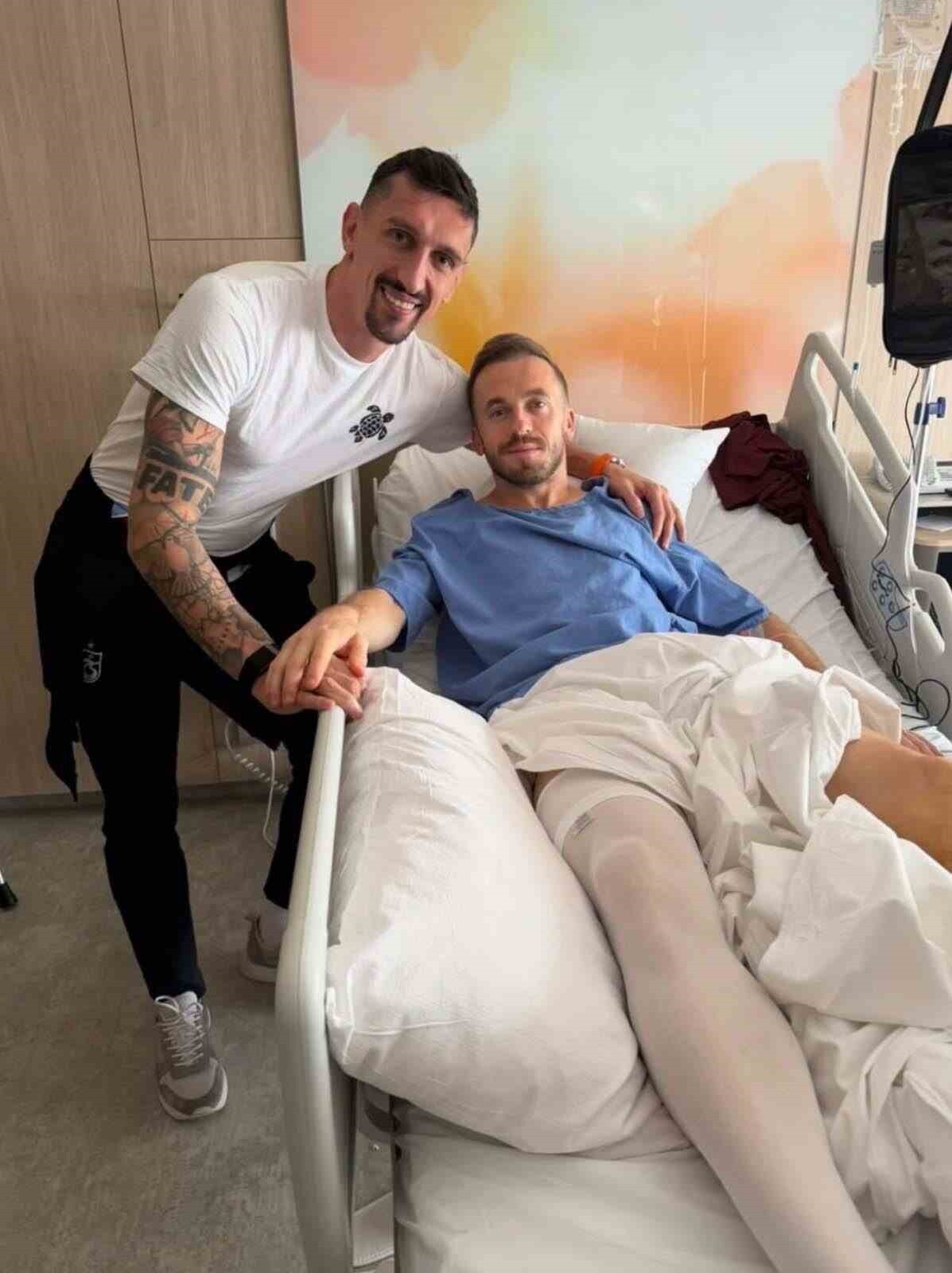 TRABZONSPOR’UN SAVUNMA OYUNCUSU STEFAN SAVİC, SAKATLIĞI NEDENİYLE TEDAVİ ALTINDA BULUNAN TAKIM...