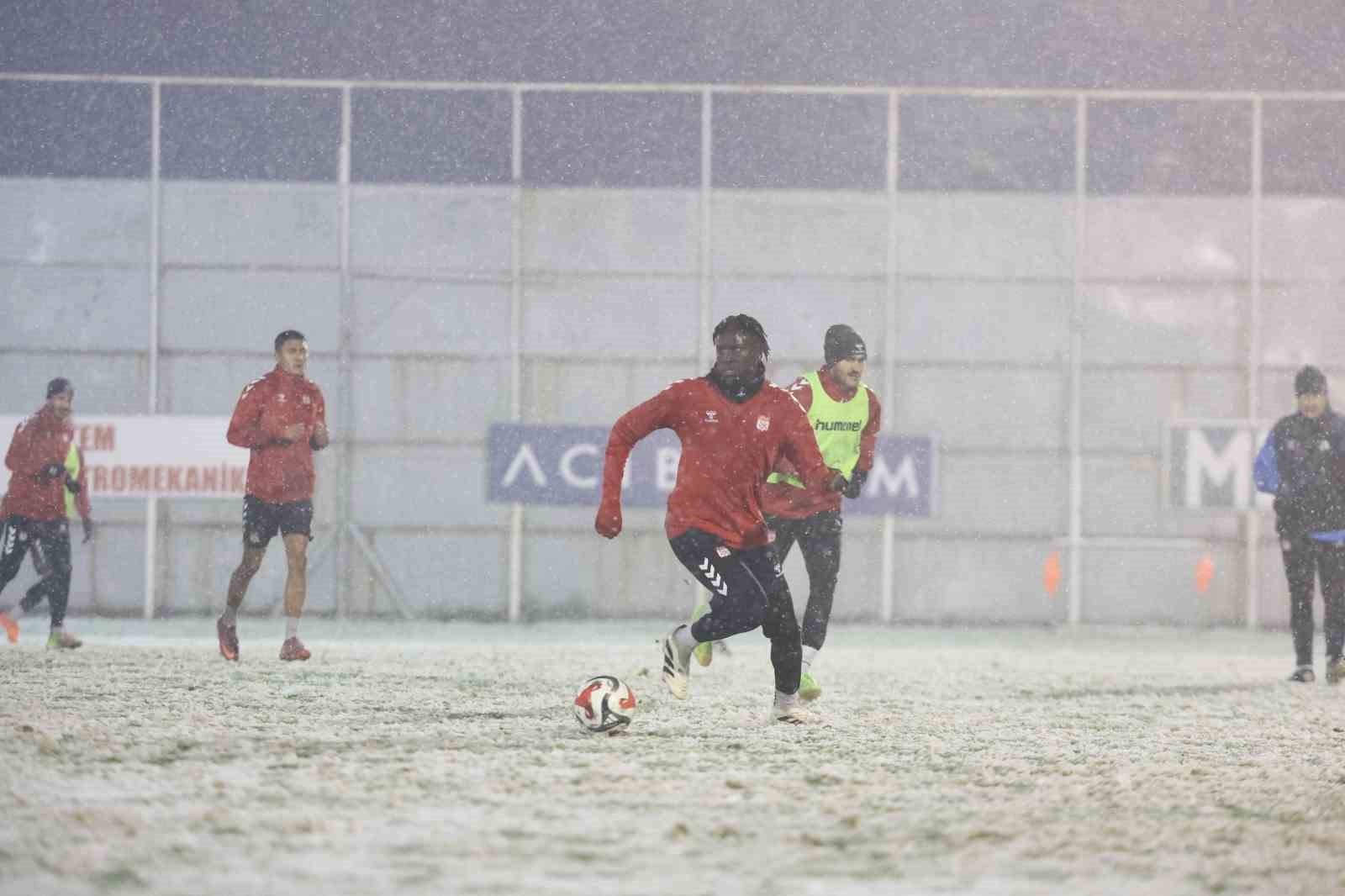 TRENDYOL 1. LİG’İN 14. HAFTASINDA DEPLASMANDA ESENLER EROKSPOR İLE KARŞILAŞACAK OLAN ÖZBELSAN...