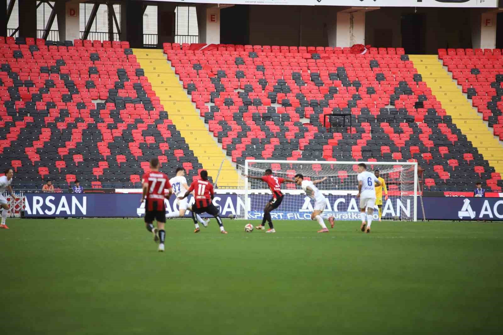 TRENDYOL SÜPER LİG'İN 12. HAFTASINDA GAZİANTEP FUTBOL KULÜBÜ EVİNDE KARŞILAŞTIĞI ÇAYKUR RİZESPOR...