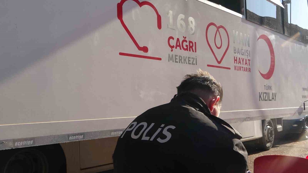 TUNCELİ’DE VATANDAŞLAR, KURUMLAR VE GENÇLERİN KATILIMIYLA KIZILAY’IN KAN VE KÖK HÜCRE BAĞIŞLARINA...