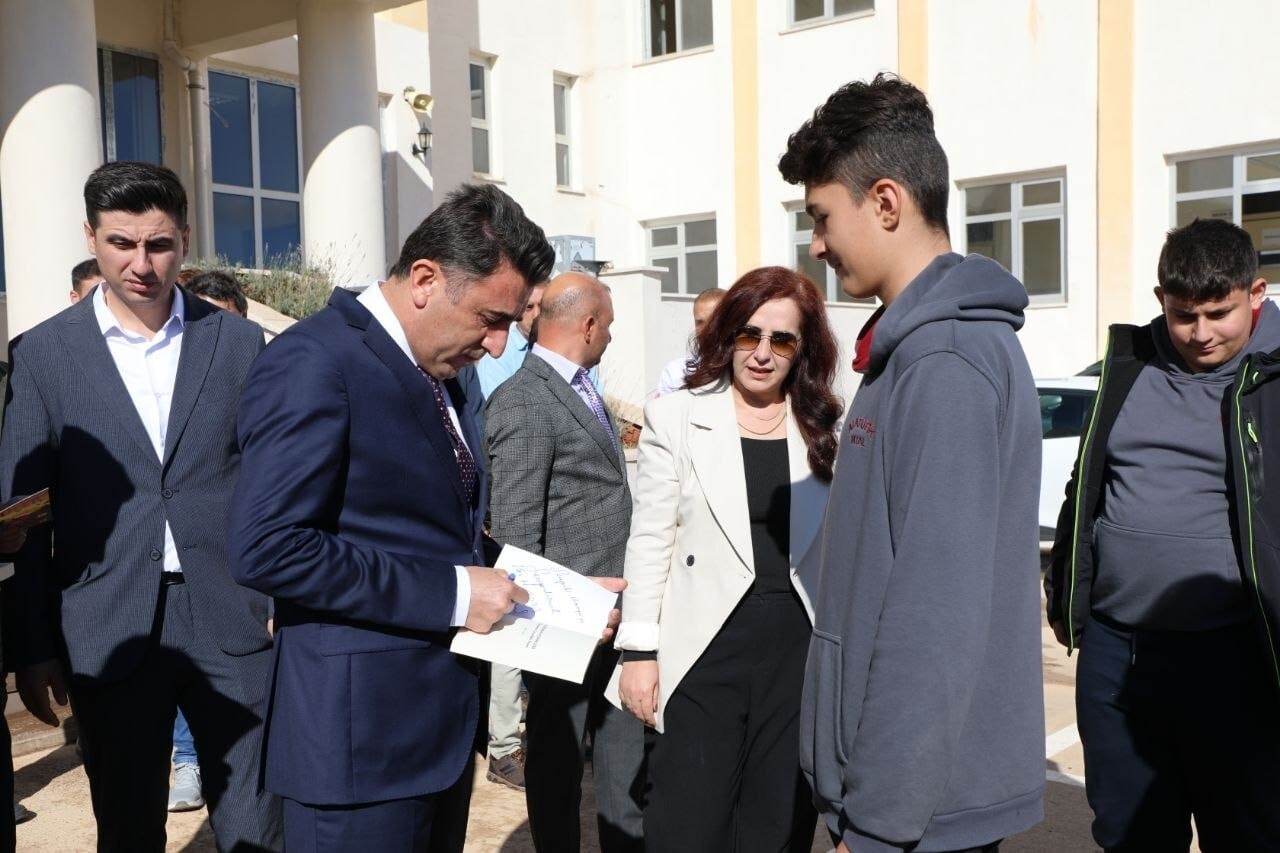 TUNCELİ VALİSİ VE BELEDİYE BAŞKAN VEKİLİ ŞEFİK AYGÖL, ÖĞRENCİ VE ÖĞRETMENLERLE BİR ARAYA...