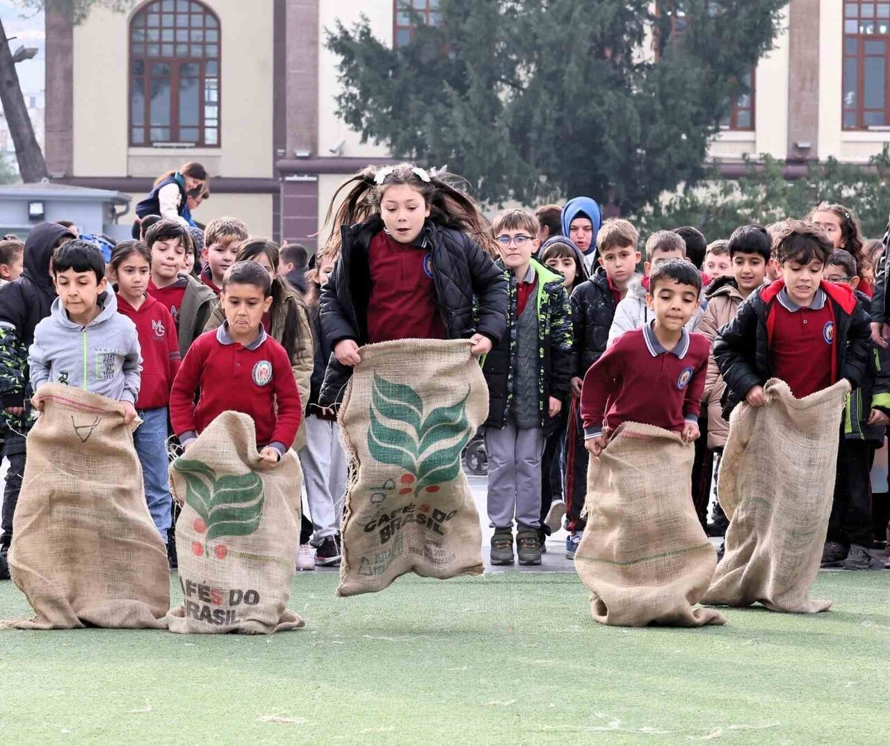 TÜRK OYUN KÜLTÜRÜNÜ YAŞATMAK AMACIYLA HAYATA GEÇİRİLEN ‘GELENEKSEL OYUNLAR TIRI’, MANİSA’DA...