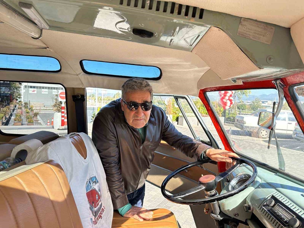 TÜRKİYE'DE TEK OLDUĞU BELİRTİLEN 1966 MODEL 21 CAMLI VOLKSWAGEN SAMBA'YI 40 YIL ÖNCE ALAN İŞ ADAMI...