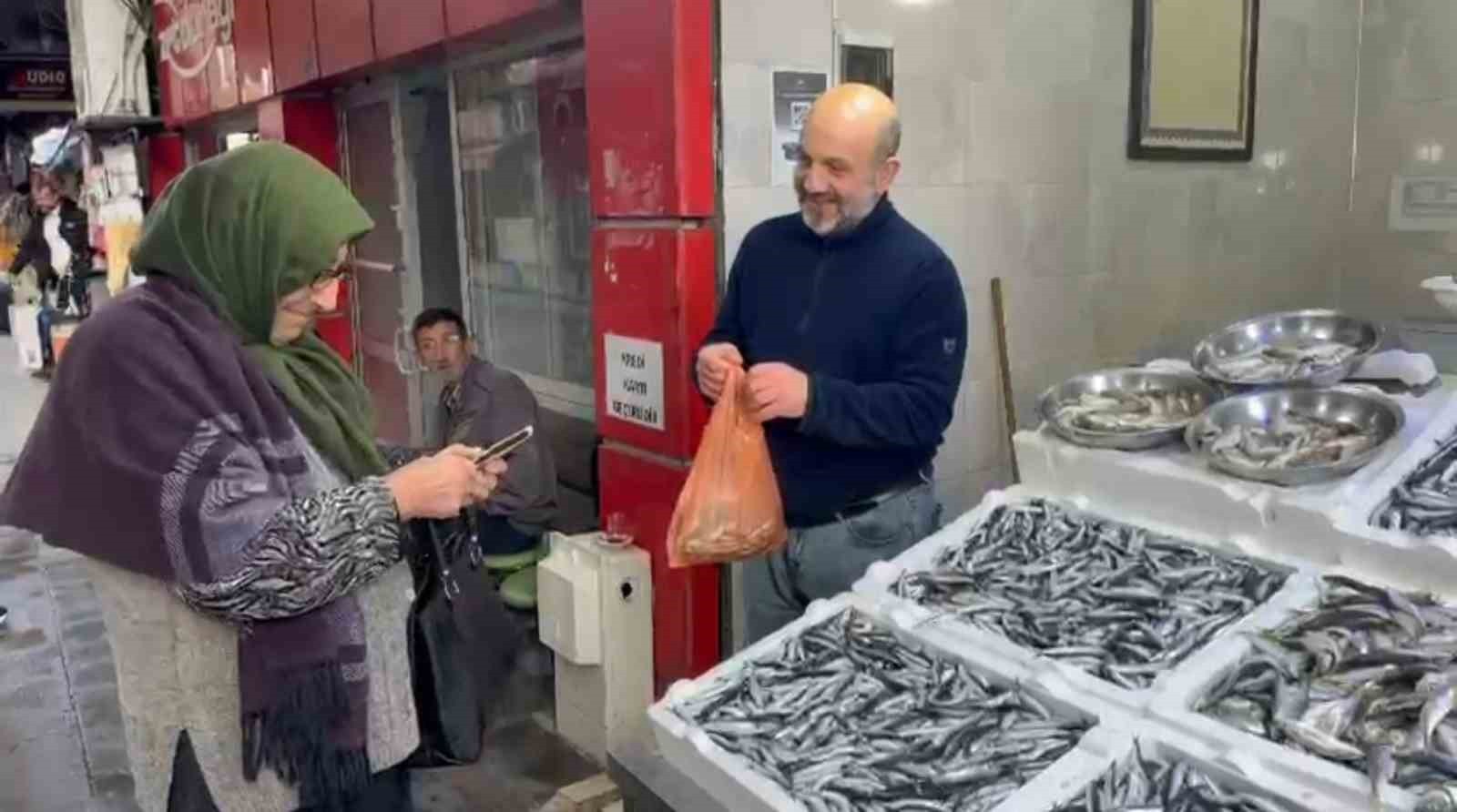 TÜRKİYE'NİN EN ÇOK TÜKETİLEN BALIĞI OLAN HAMSİNİN KİLOGRAM FİYATI RİZE'DE TEZGAHLARDA 50 TL'DEN...