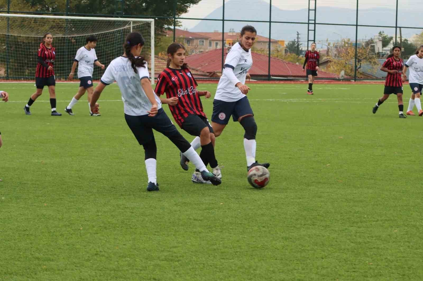 TÜRKİYE FUTBOL FEDERASYONU (TFF) KADINLAR 2. LİGİ’NDE MÜCADELE EDEN AĞRI KADIN FUTBOL TAKIMI...
