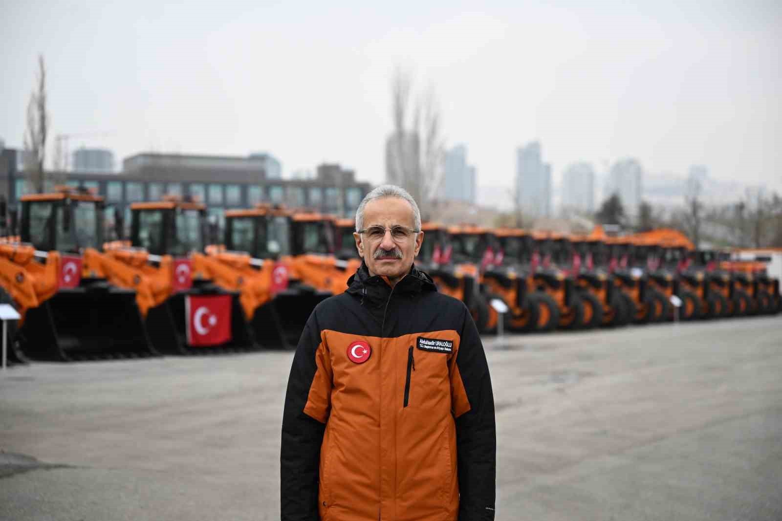 ULAŞTIRMA VE ALTYAPI BAKANI ABDULKADİR URALOĞLU, KIŞ AYLARINDA GÜVENLİ ULAŞIMIN SAĞLANMASI İÇİN...