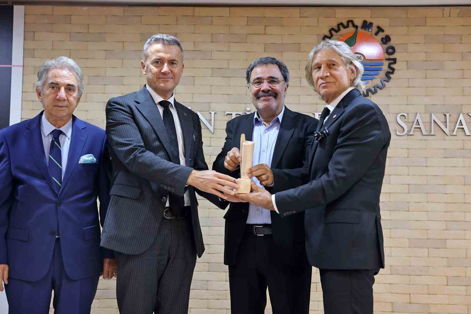 ÜMİT’E ÖDÜLÜNÜ MTSO YÖNETİM KURULU BAŞKANI HAKAN SEFA ÇAKIR VE MECLİS BAŞKANI HAMİT İZOL BİRLİKTE...