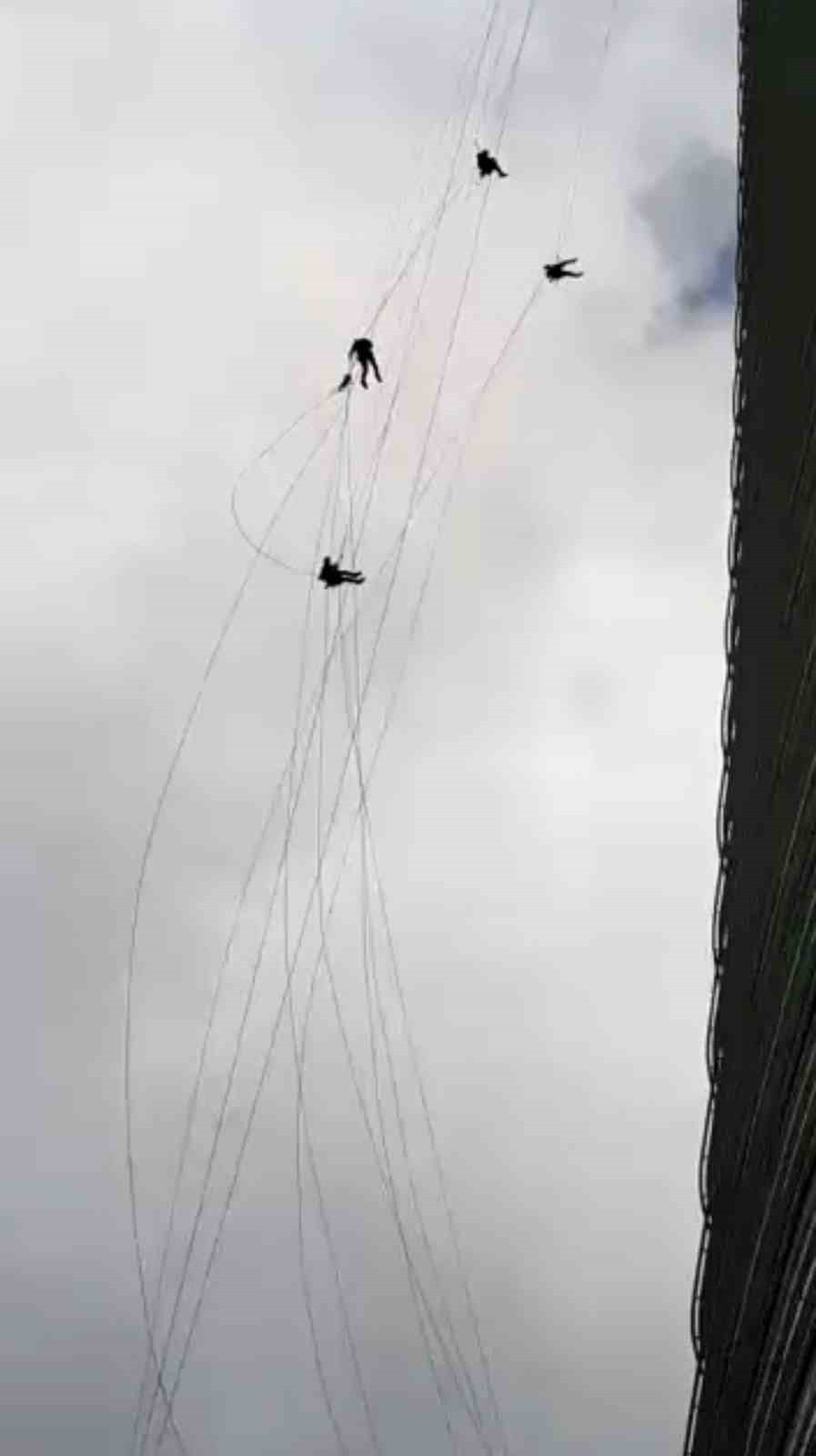 ÜMRANİYE’DE SABAH SAATLERİNDE ETKİLİ OLAN KUVVETLİ RÜZGAR, CAM TEMİZLİĞİ YAPAN İŞÇİLERE ZOR ANLAR...