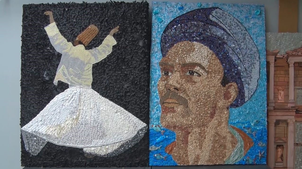 ÜNLÜ TEKSTİL MARKALARININ ÜRÜNLERİ VE ETİKETLERİ ÜZERİNE ÇALIŞAN BİR İŞ YERİNİN SAHİBİ OLAN SERKAN...