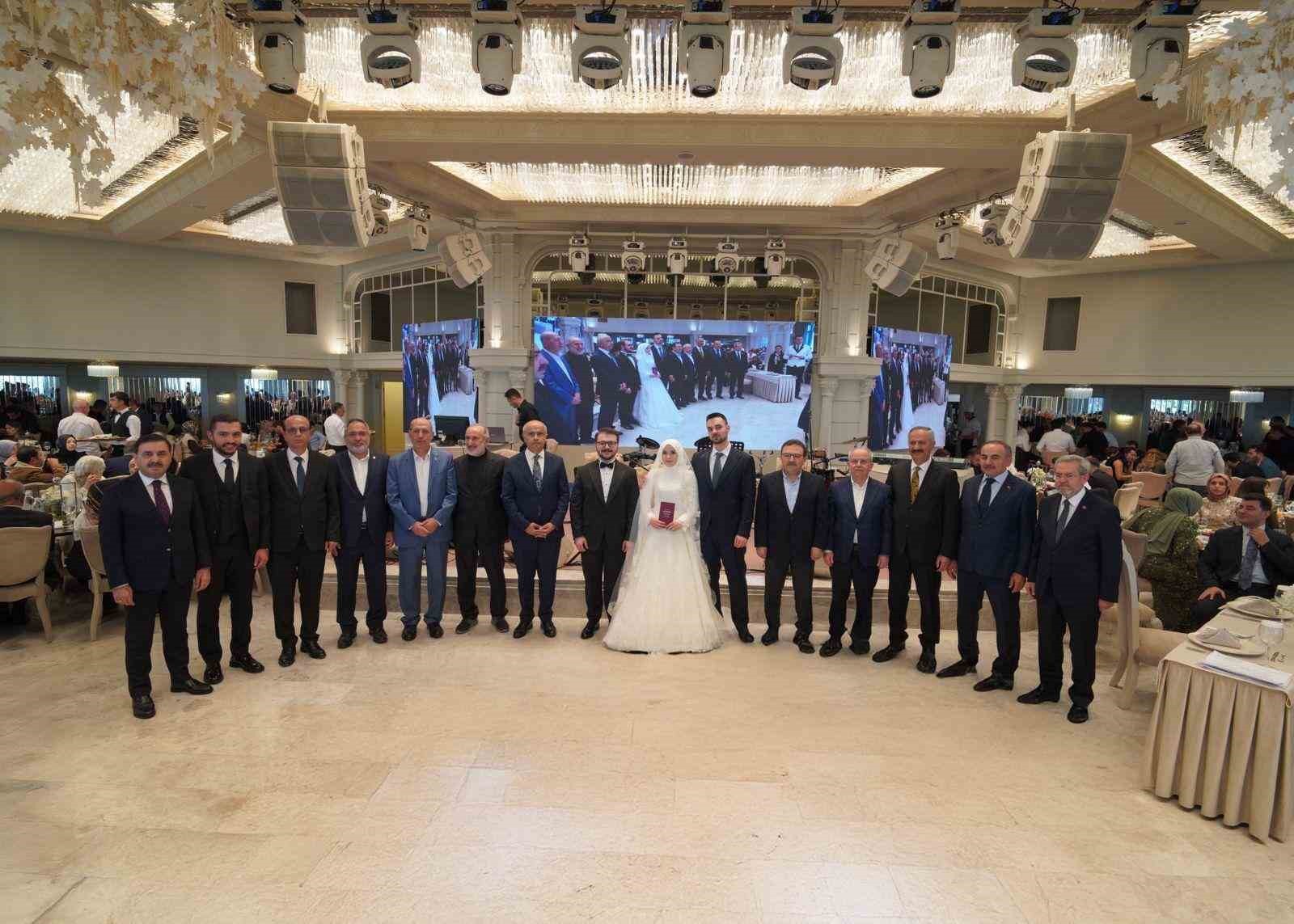 ÜROLOJİ CAMİASININ TANINAN İSİMLERİNDEN, ROBOTİK CERRAHİ VE YAPAY MESANE UYGULAMALARINDAKİ...