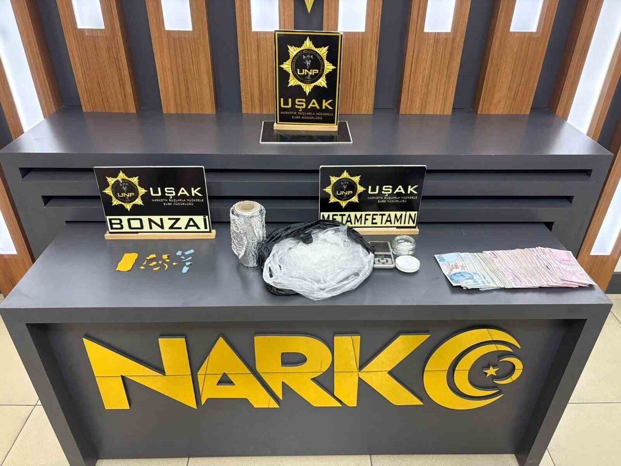 UŞAK İL EMNİYET MÜDÜRLÜĞÜ NARKOTİK SUÇLARLA MÜCADELE ŞUBE MÜDÜRLÜĞÜ EKİPLERİNCE İL MERKEZİNDE...