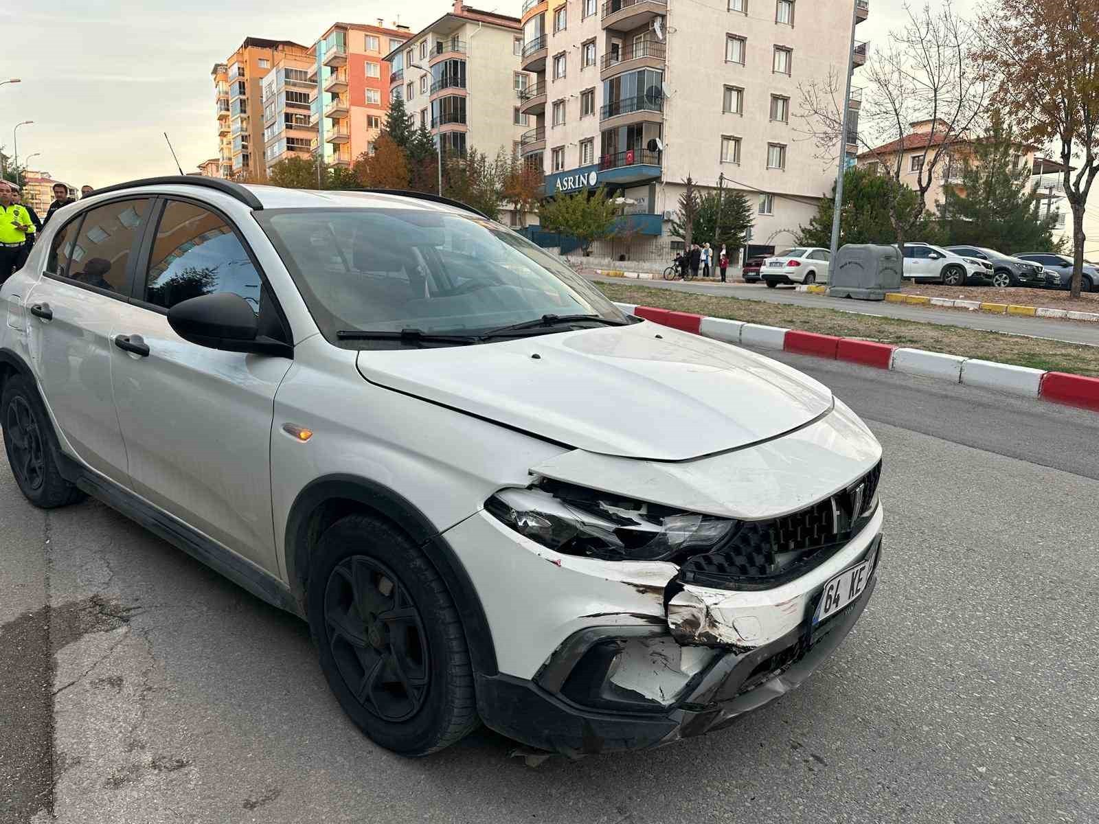 UŞAK’TA İKİ OTOMOBİLİN ÇARPIŞMASI SONUCU 1’İ ÇOCUK 2 KİŞİ YARALANARAK HASTANEYE...