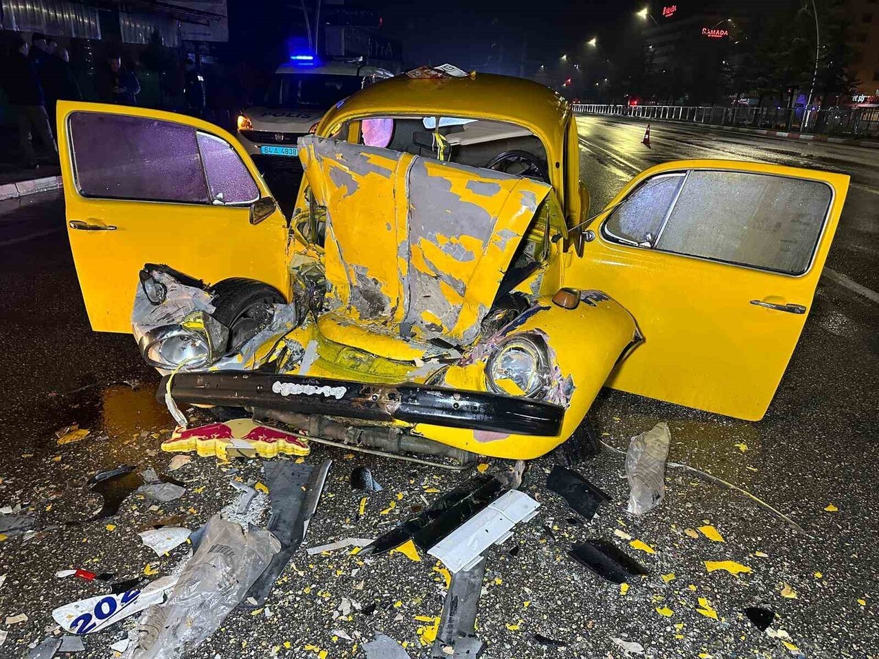 UŞAK’TA OTOMOBİL İLE SANATÇI ORKESTRASINI TAŞIYAN OTOBÜSÜN ÇARPIŞMASI SONUCU 1’İ AĞIR 3 KİŞİ...