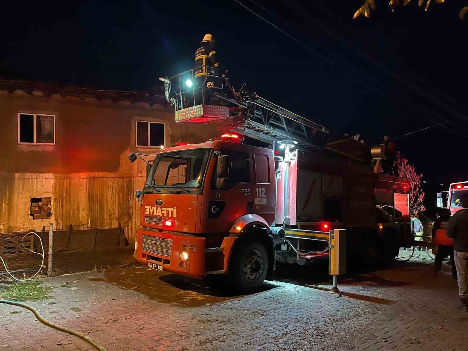 UŞAK’TA YILDIRIM DÜŞMESİ SONUCU 2 KATLI BİR EVİN ÇATI KATINDA ÇIKAN YANGIN, EKİPLERİN HIZLI...