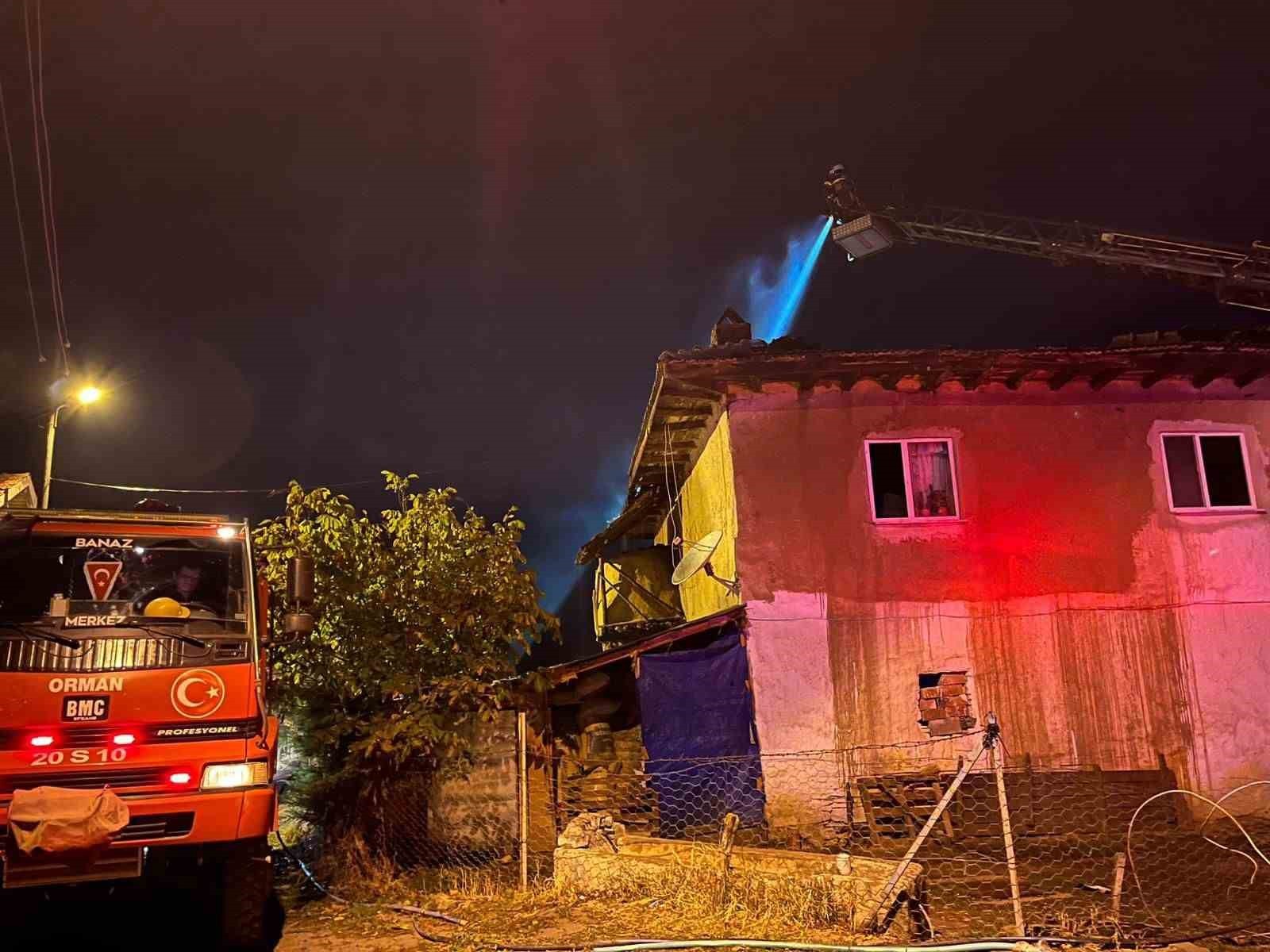 UŞAK’TA YILDIRIM DÜŞMESİ SONUCU 2 KATLI BİR EVİN ÇATI KATINDA ÇIKAN YANGIN, EKİPLERİN HIZLI...