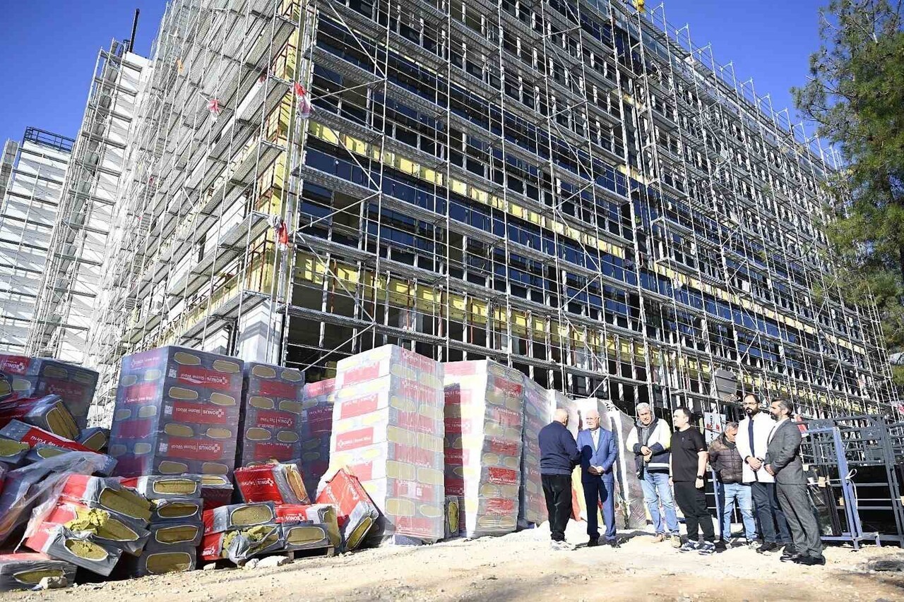 UŞAK ÜNİVERSİTESİ REKTÖRÜ PROF. DR. EKREM SAVAŞ, İNŞAATI HIZLA DEVAM EDEN UŞAK ÜNİVERSİTESİ DİŞ...