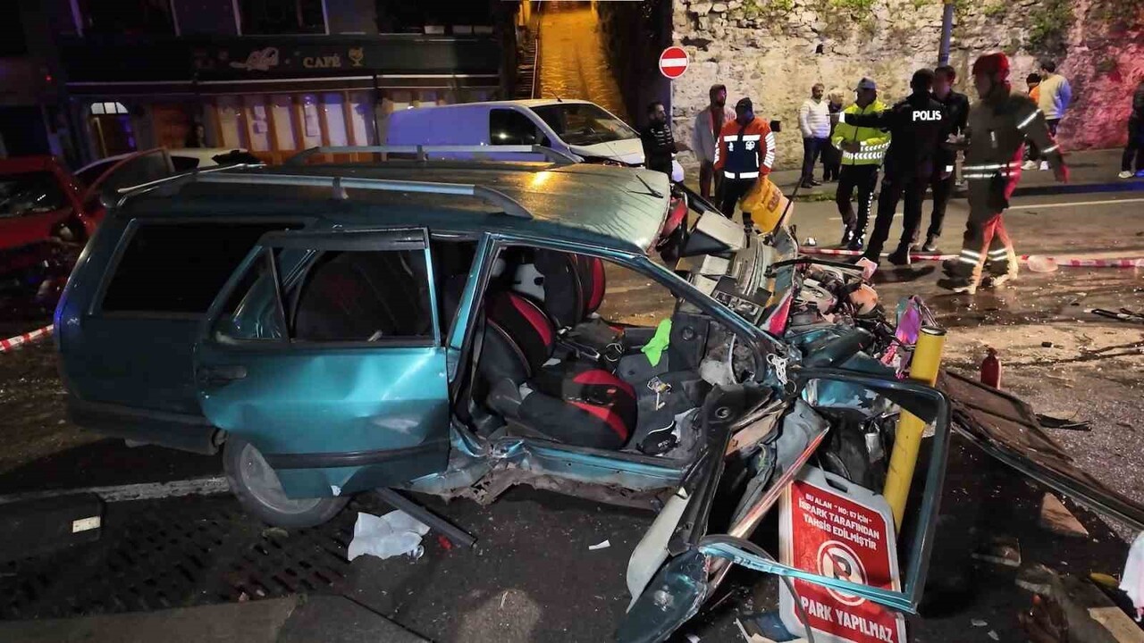 ÜSKÜDAR PAŞALİMANI CADDESİ’NDE HATALI SOLLAMA SONUCU MEYDANA GELEN KAZADA TOFAŞ MARKA ARAÇ HURDAYA...