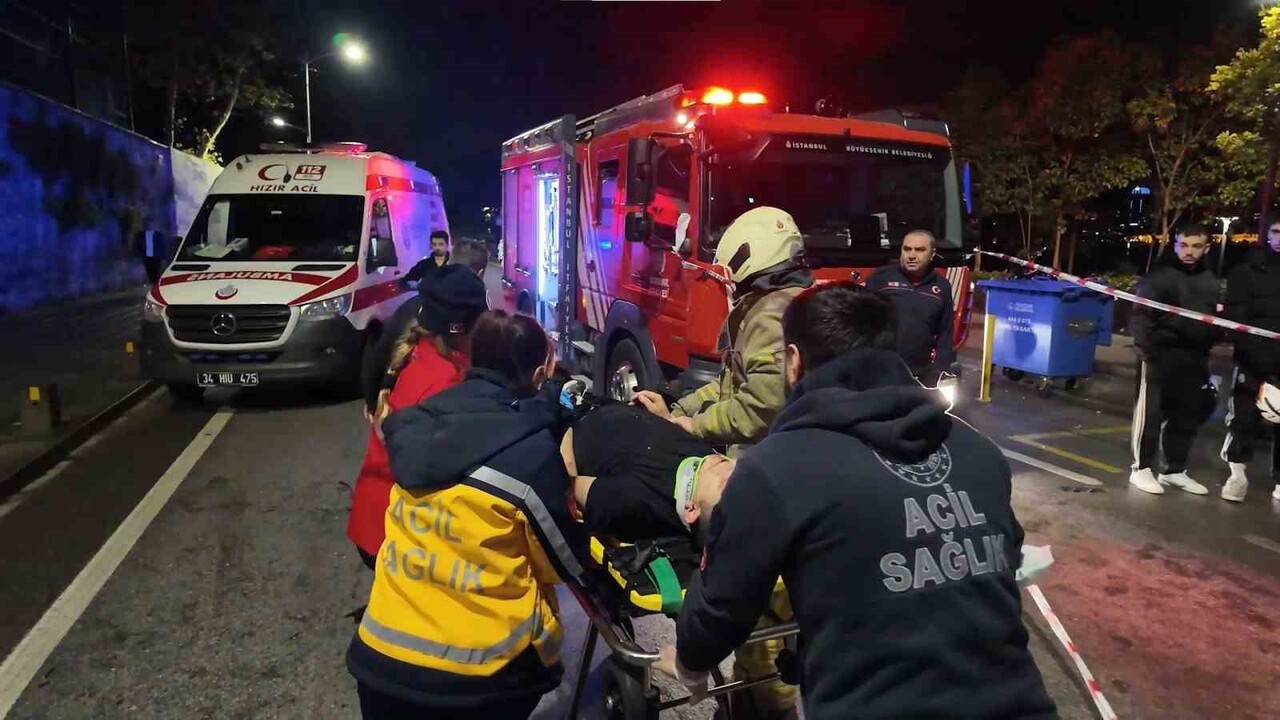 ÜSKÜDAR PAŞALİMANI CADDESİ’NDE HATALI SOLLAMA SONUCU MEYDANA GELEN KAZADA TOFAŞ MARKA ARAÇ HURDAYA...