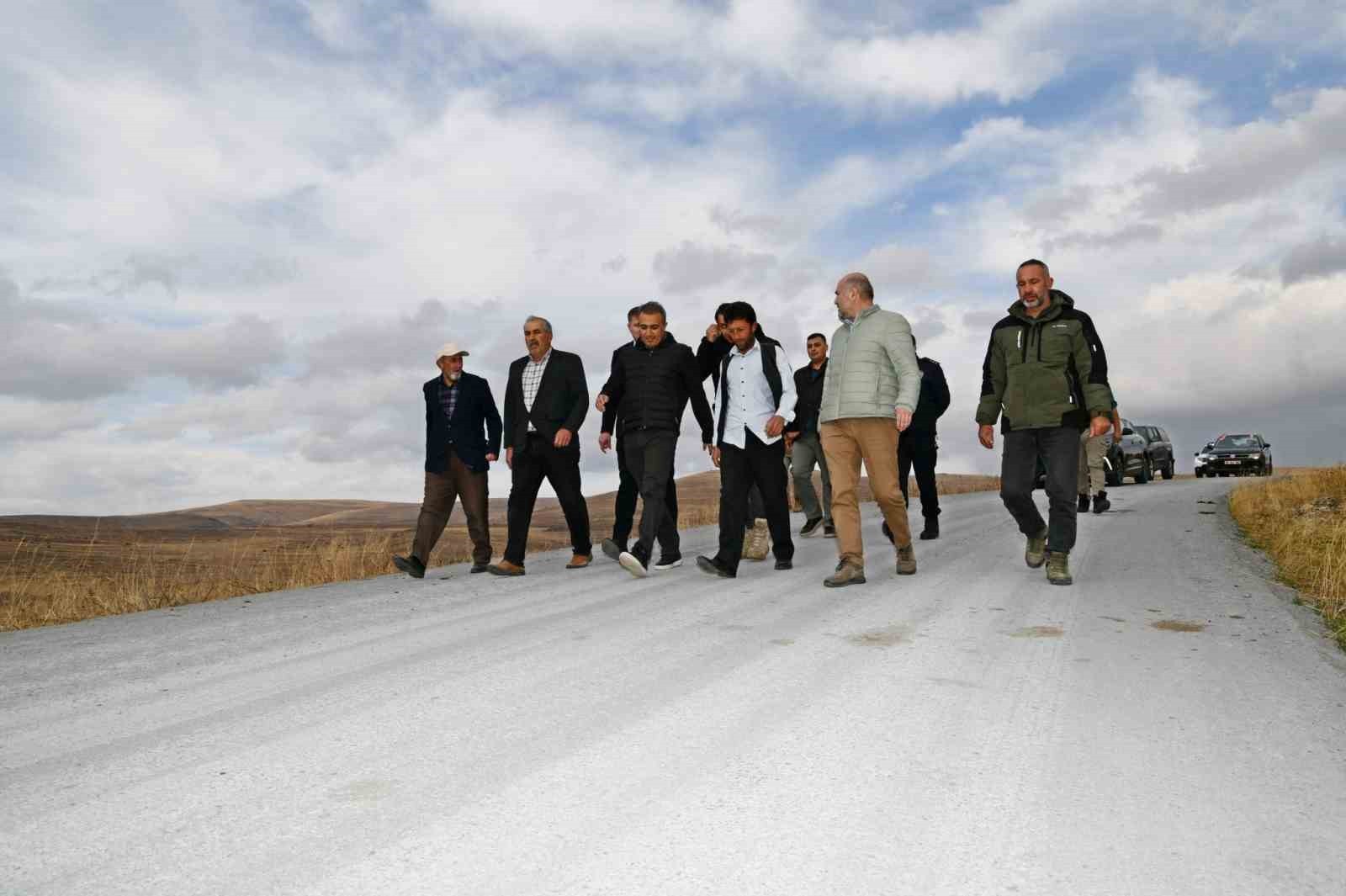 VALİ ÇİÇEK, KÖY YOLLARINI DENETLEDİ. (OLGUN YILDIZ/ARDAHAN-İHA)