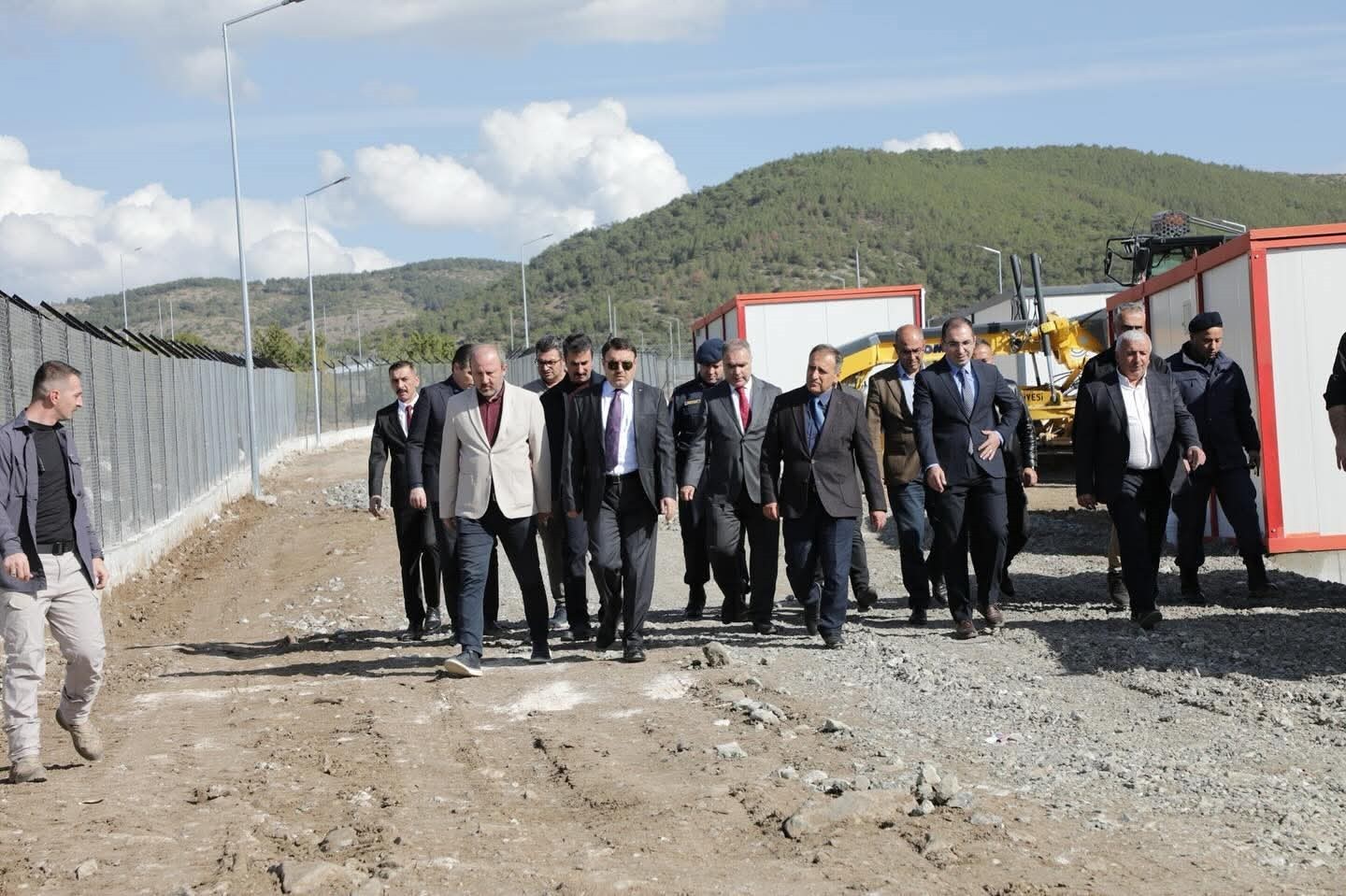 VALİ IŞIN VE BAKAN DANIŞMANI KARACA, HAYVAN BARINAKLARINI İNCELEDİ