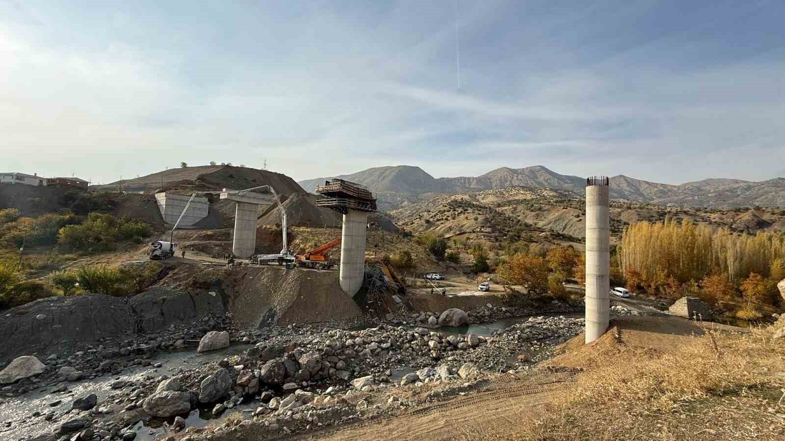 VALİ MURAT ZORLUOĞLU, DİYARBAKIR'IN KULP İLÇESİ VİYADÜK İNŞAATI İSKELESİNDE MEYDANA GELEN ÇÖKME...