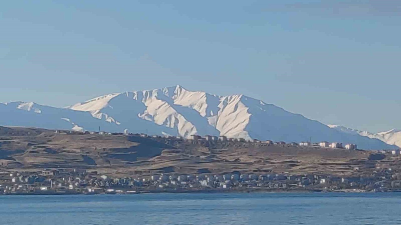 VAN'DA 2 GÜNDEN BUYANA ETKİLİ OLAN SAĞANAK YAĞIŞ YÜKSEK KESİMLERDE YERİNİ KAR YAĞIŞINA BIRAKIRKEN...