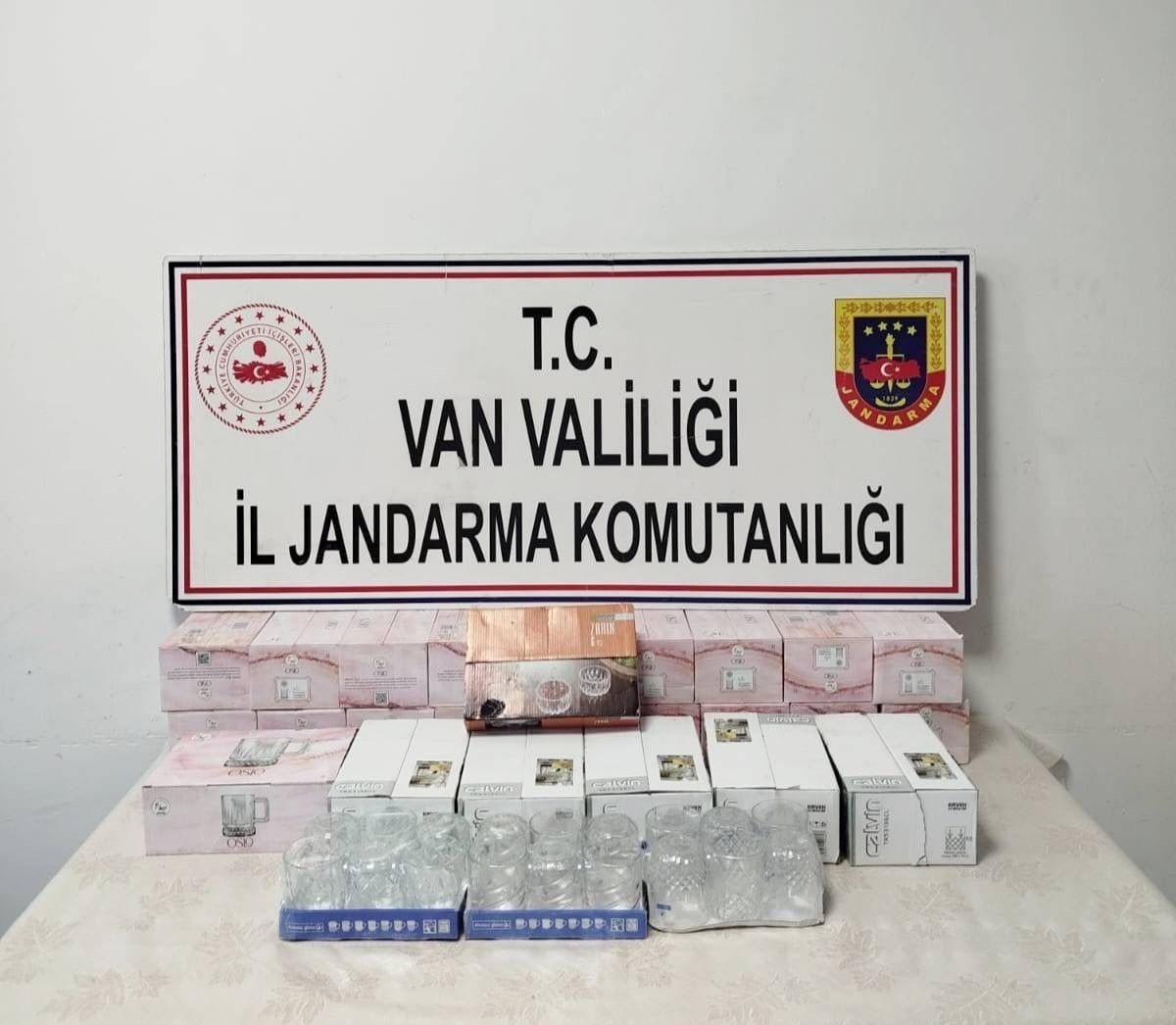 VAN'DA JANDARMA EKİPLERİ TARAFINDAN YAPILAN ÇALIŞMALAR SONUCU 304 PAKET KAÇAK SİGARA 45 PAKET ÇAY...
