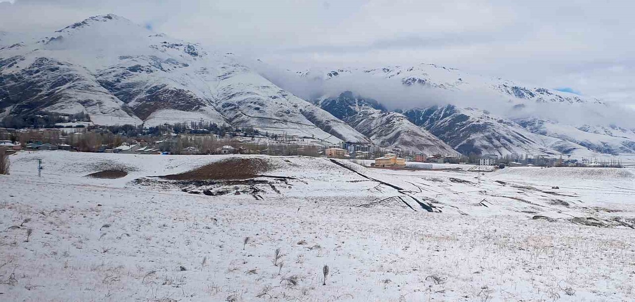 VAN'IN BAŞKALE İLÇESİ ETKİLİ OLAN KAR YAĞIŞI NEDENİYLE BEYAZA BÜRÜNDÜ.