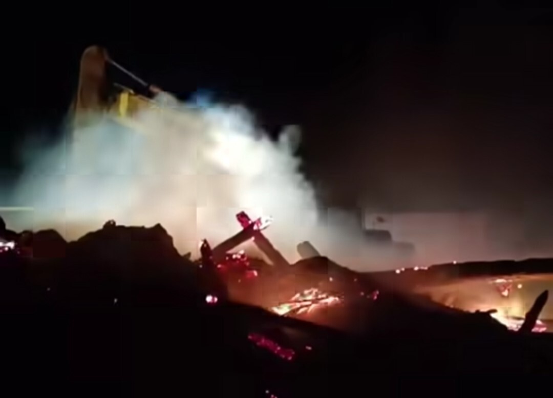 VAN'IN GÜRPINAR İLÇESİNE SAMANLIKTA ÇIKAN YANGIN İTFAİYE EKİPLERİNİN MÜDAHALESİ SONUCU...