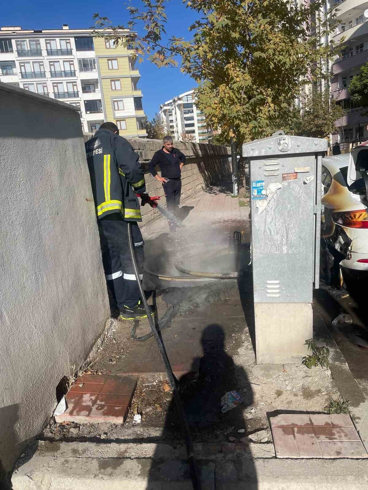 VAN'IN İPEKYOLU İLÇESİNDE ÇÖP KONTEYNERE ATILAN YANICI MADDE, BÖLGEDE BULUNAN BİR OTOMOBİLE...