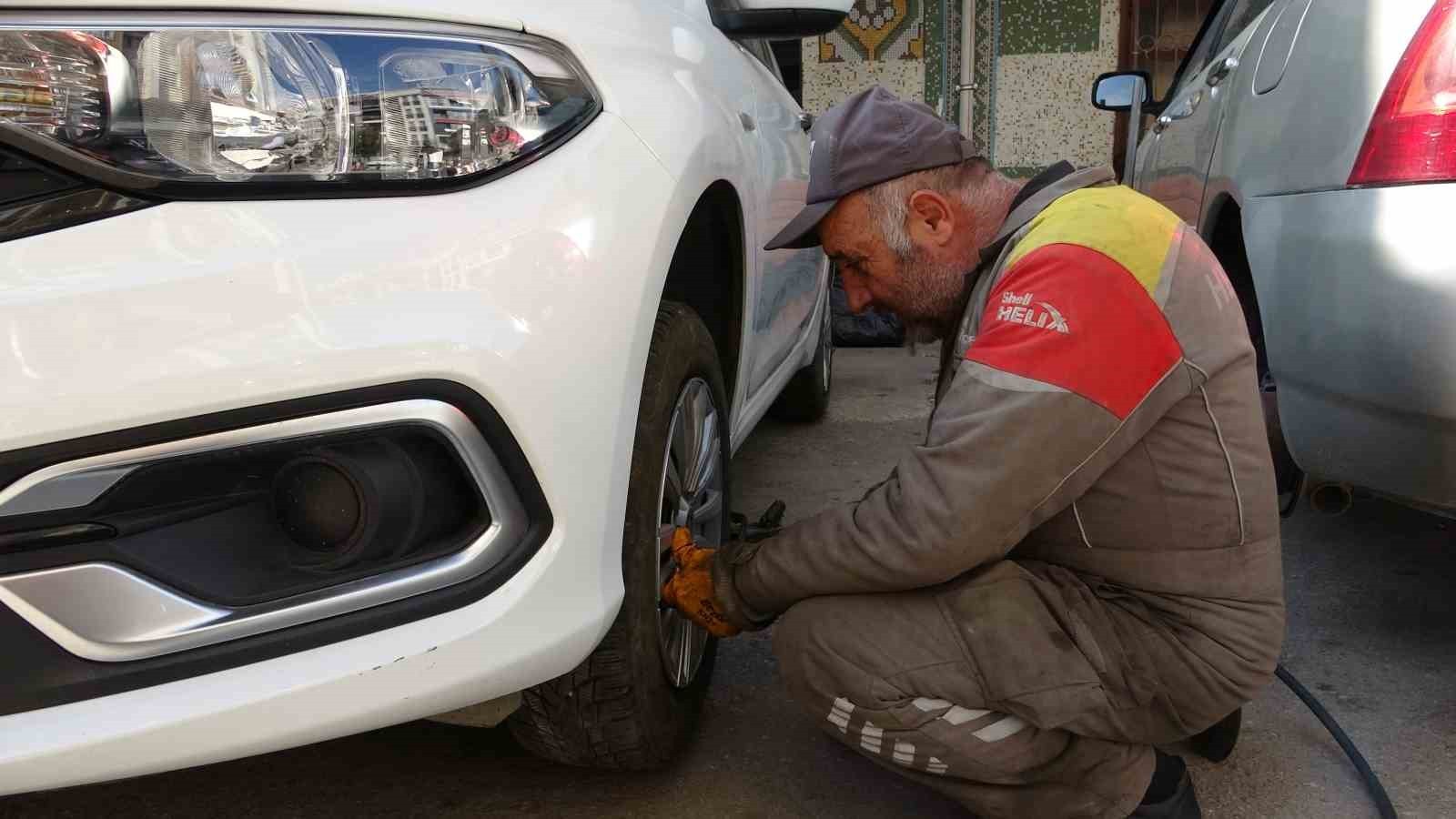 VAN’DA HAVA SICAKLIKLARININ DÜŞMESİYLE BİRLİKTE KENTTEKİ OTO LASTİKÇİLERDE YOĞUNLUK YAŞANMAYA...