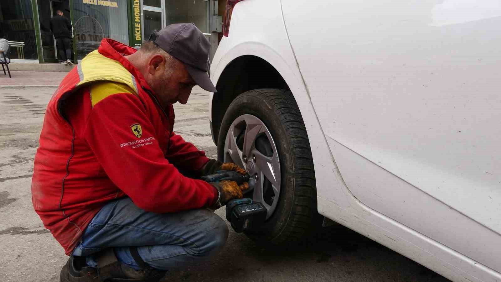 VAN’DA KIŞ LASTİĞİ TAKMA ZORUNLULUĞUNUN BUGÜN İTİBARIYLA BAŞLAMASIYLA BİRLİKTE KENTTEKİ OTO...