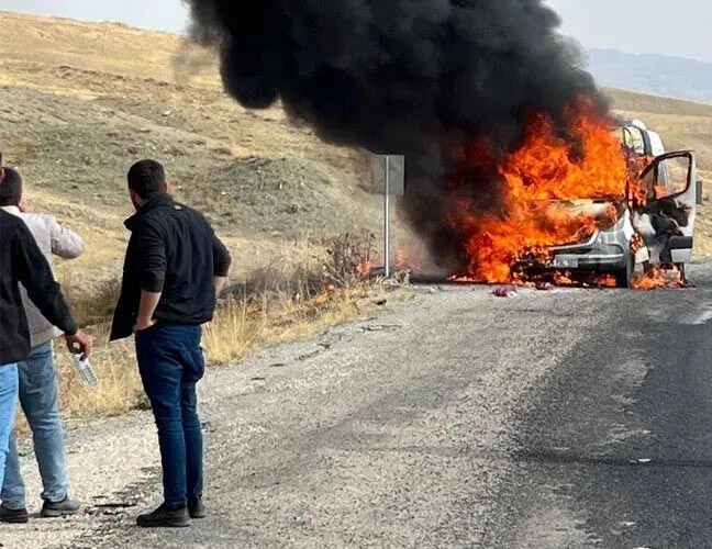 VAN’DA SEYİR HALİNDEKİ BİR YOLCU MİNİBÜSÜ, ÇIKAN YANGINDA KULLANILAMAZ HALE GELDİ.