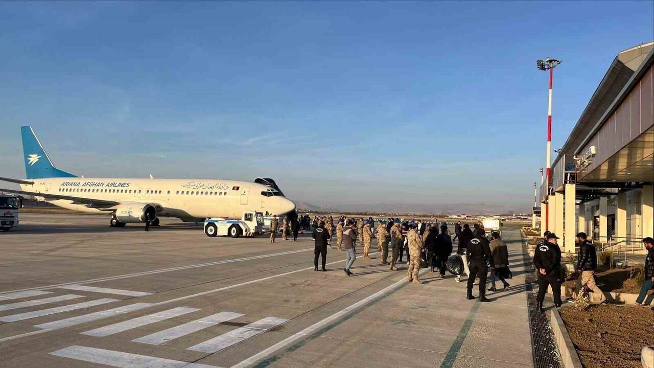 VAN GERİ GÖNDERME MERKEZİ’NDE 300 AFGANİSTAN UYRUKLU DÜZENSİZ GÖÇMEN UÇAKLA ÜLKELERİNE...