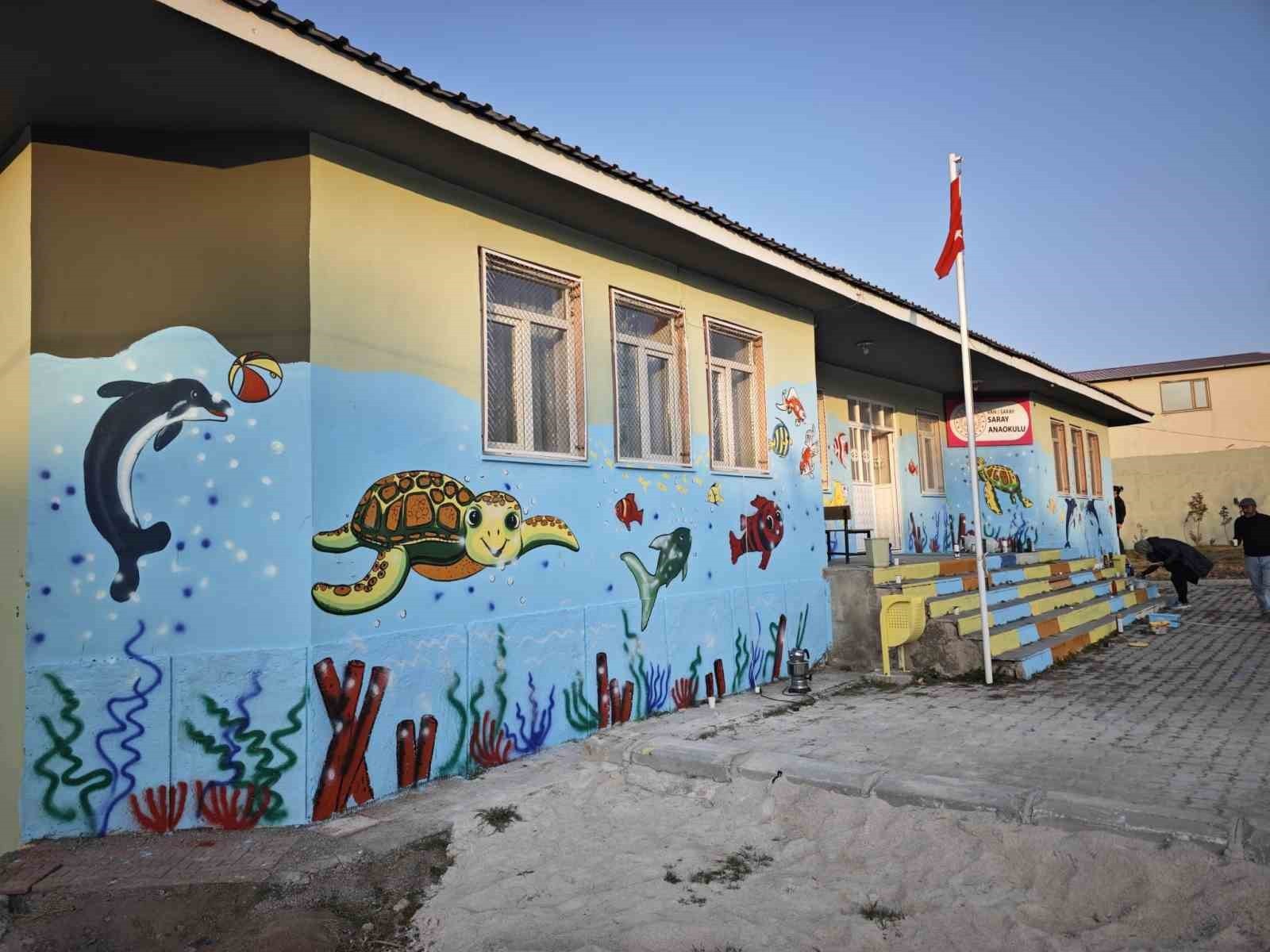 VAN GÜZEL SANATLAR LİSESİ ÖĞRENCİLERİ, SOSYAL SORUMLULUK FAALİYETLERİ KAPSAMINDA KENTTEKİ BİR...