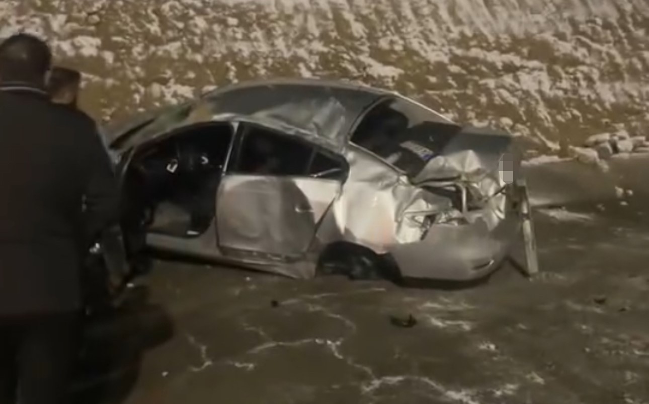 VAN-GÜZELDERE TÜNELİ VE ÇEVRESİNDE ETKİLİ OLAN YOĞUN BUZLANMA, SÜRÜCÜLERE KABUSU YAŞATTI. ADETA...