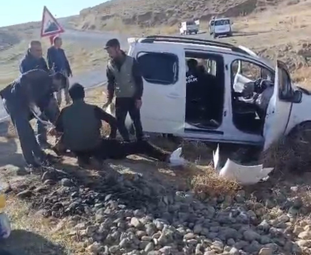 VAN’IN BAŞKALE İLÇESİ'NDE KONTROLDEN ÇIKIP ŞARAMPOLE YUVARLANAN KAMYONETTEKİ 3 KİŞİ...