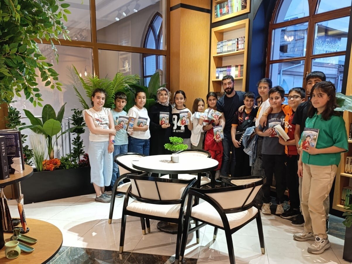 VAN’IN EDREMİT İLÇESİNDEKİ SALİH YILDIZ ORTAOKULU REHBERLİK ÖĞRETMENİ ERKAN GÖRMÜŞ, KURDUĞU ‘KİTAP...