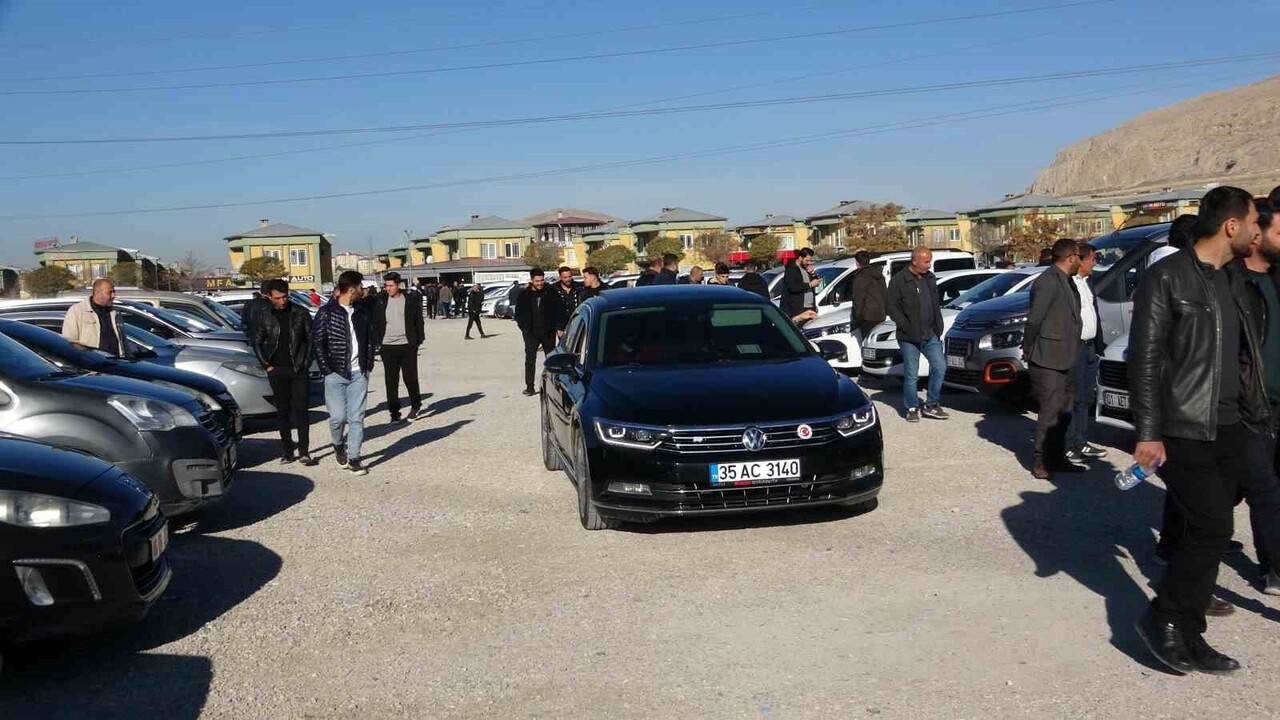 VAN’IN TUŞBA İLÇESİNDE KURULAN İKİNCİ EL AÇIK OTO PAZARI BU HAFTA DA SATICI YOĞUNLUĞUNA SAHNE...