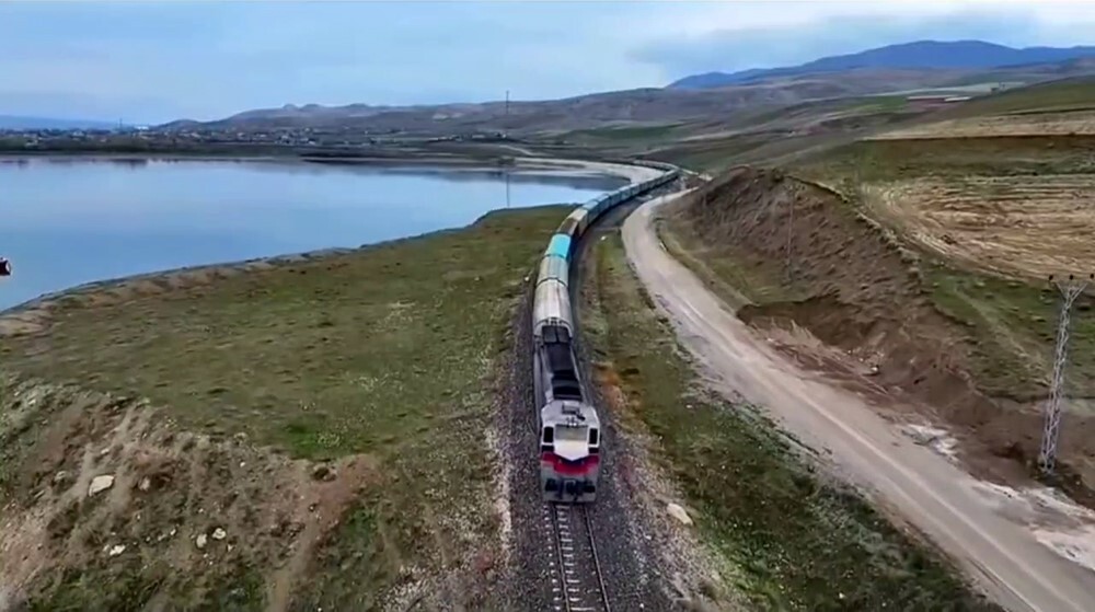 VAN-İRAN SEFERİ YAPAN YÜK TRENİ, VAN'IN ERÇEK GÖLÜ KIYISINDA KARTPOSTALLIK GÖRÜNTÜLER...