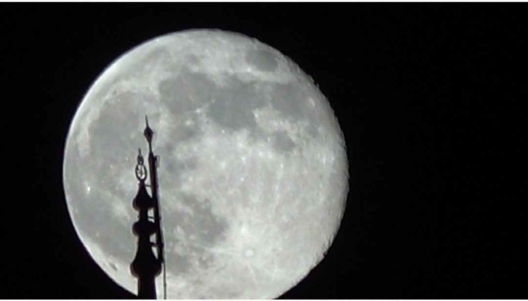 VAN SEMALARINDA GECE SAATLERİNDE BELİREN ŞİŞKİN AY, GÖKYÜZÜNDE ADETA GÖRSEL BİR ŞÖLEN...