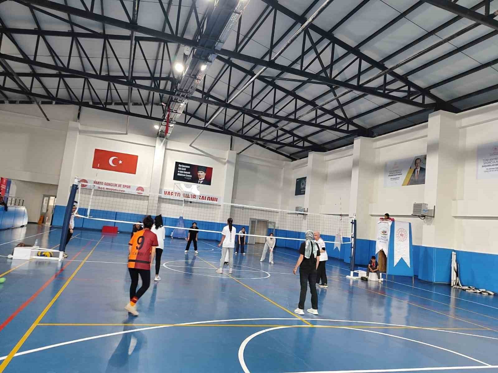 VARTO SPOR SALONU’NDA VOLEYBOL ANTRENMANLARI, UZMAN ANTRENÖRLER EŞLİĞİNDE YOĞUN KATILIMLA DEVAM...