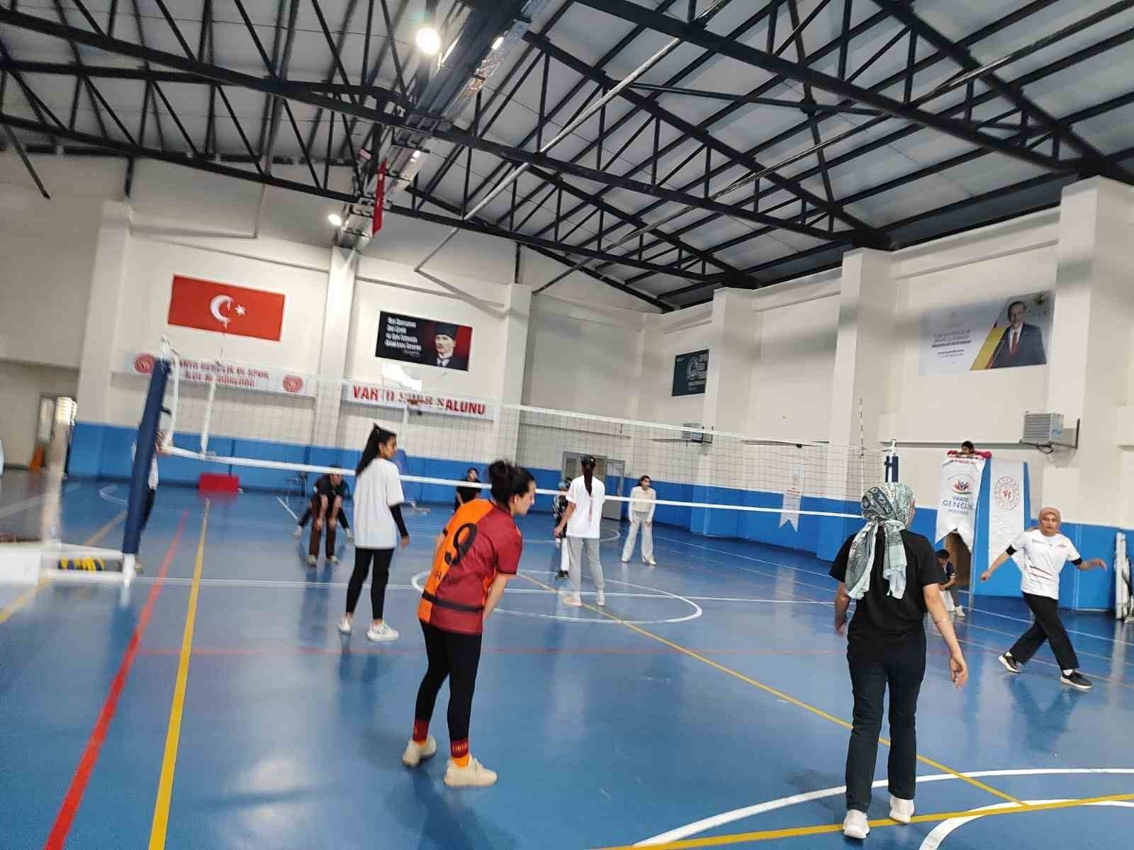 VARTO SPOR SALONU’NDA VOLEYBOL ANTRENMANLARI, UZMAN ANTRENÖRLER EŞLİĞİNDE YOĞUN KATILIMLA DEVAM...