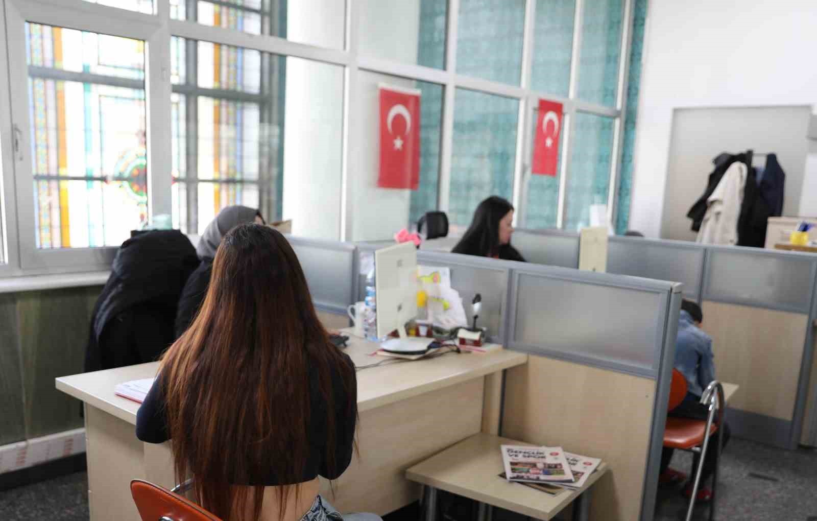 VATANDAŞLARIN MESLEK VE YETENEKLERİNE UYGUN İŞ FIRSATLARINA ULAŞMASINI SAĞLAYAN OFİS, YÜRÜTTÜĞÜ...