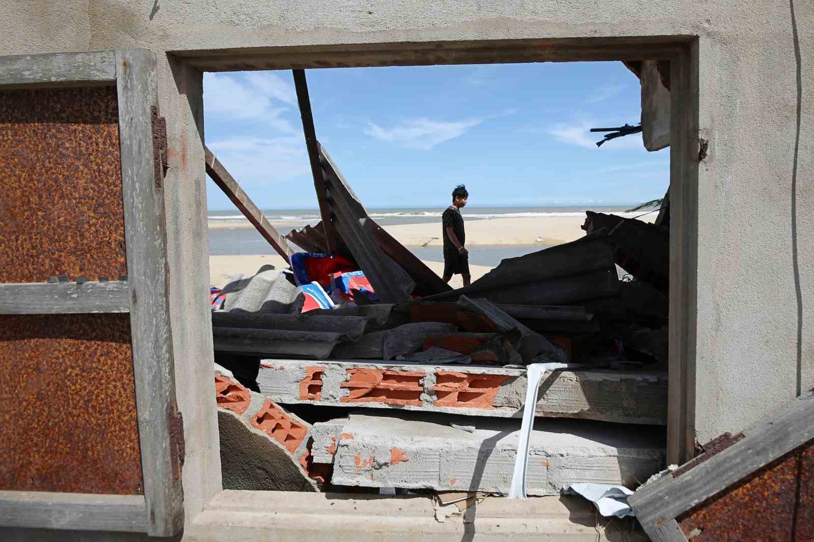VİETNAM'A ULAŞAN KALMAEGİ TAYFUNU'NUN YOL AÇTIĞI SEL VE HEYELANLARDA 5 KİŞİ HAYATINI...