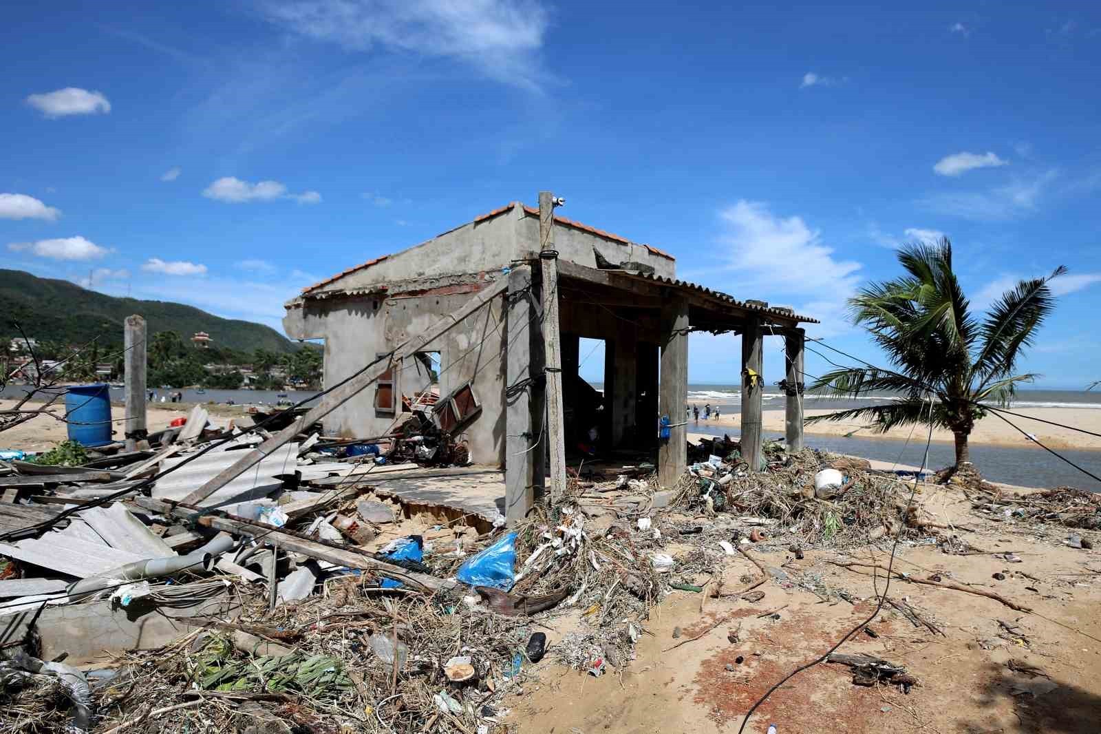 VİETNAM'A ULAŞAN KALMAEGİ TAYFUNU'NUN YOL AÇTIĞI SEL VE HEYELANLARDA 5 KİŞİ HAYATINI...