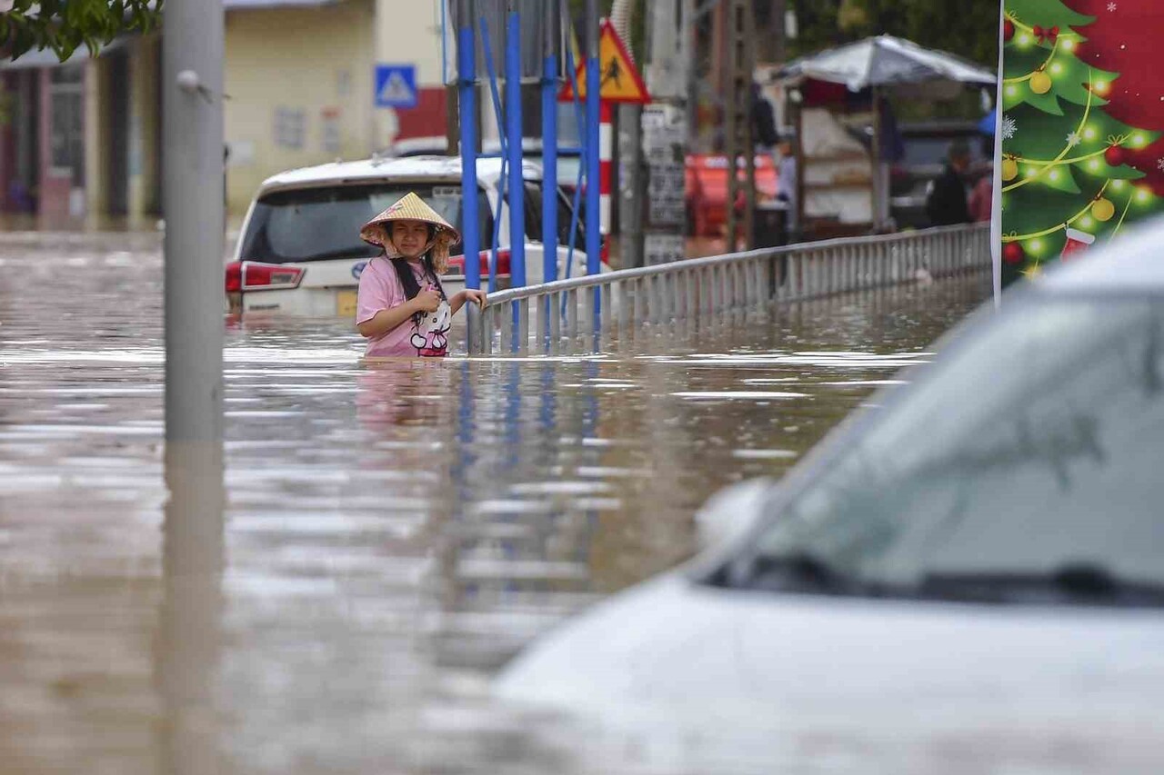 VİETNAM'DA GEÇTİĞİMİZ HAFTA SONUNDAN BU YANA ETKİLİ OLAN ŞİDDETLİ YAĞIŞLARIN YOL AÇTIĞI SEL VE...