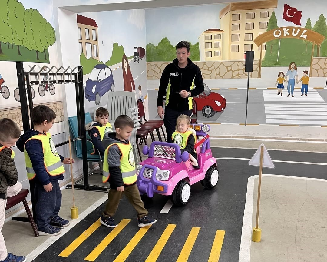 VİZE İLÇESİNDE ANAOKULU ÖĞRENCİLERİNE UYGULAMALI TRAFİK EĞİTİMİ VERİLDİ.