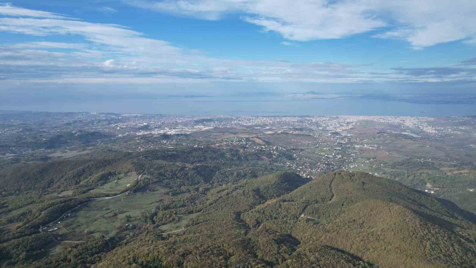 YALOVA'DA SONBAHARLA BİRLİKTE SAMANLI DAĞLARI'NDAKİ RENK CÜMBÜŞÜ GÖRENLERİ MEST EDİYOR.
