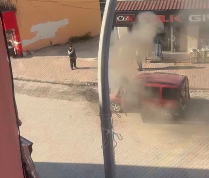 YANAN ARAÇ VE VATANDAŞLARIN SÖNDÜRME ÇALIŞMASI